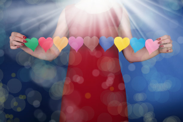 年轻女子手持彩色炉膛形状的纸环图片下载