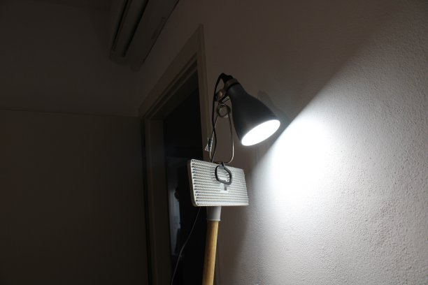 在拍摄过程中使用照明设备的自制照相馆图片下载