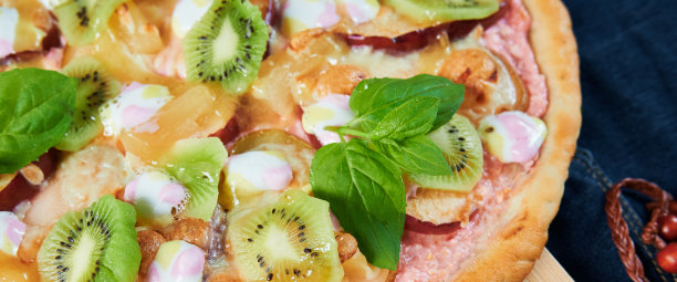 披萨甜点甜的猕猴桃和香蕉水果。图片下载