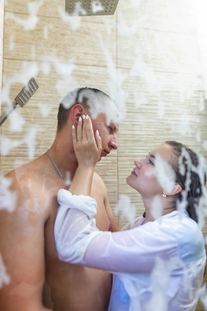 一个年轻的男孩和一个女孩拥抱着一起洗澡图片下载