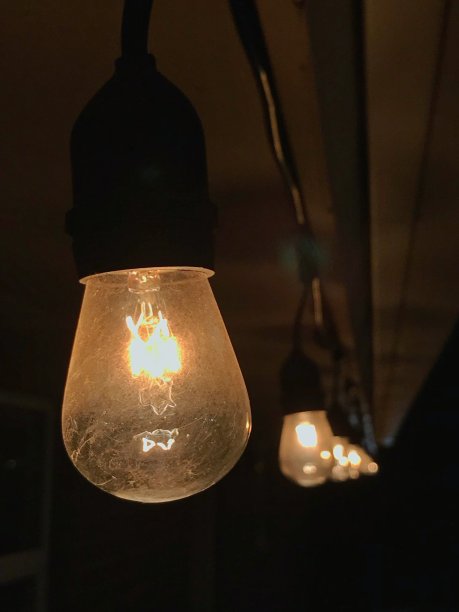 在黑暗中图片下载