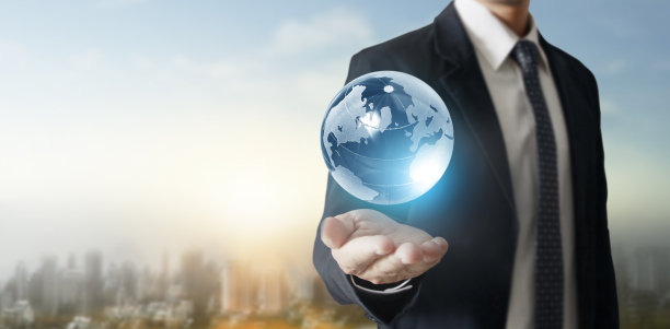 地球，人类手中的地球，握着发光的地球。图片由美国宇航局提供图片下载