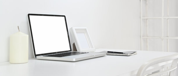 现代装饰的工作空间与笔记本电脑和白色背景的家庭办公室图片下载