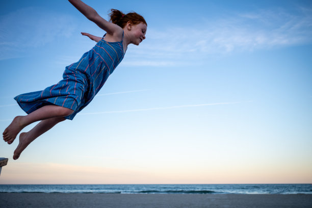 高兴地跳起来图片下载