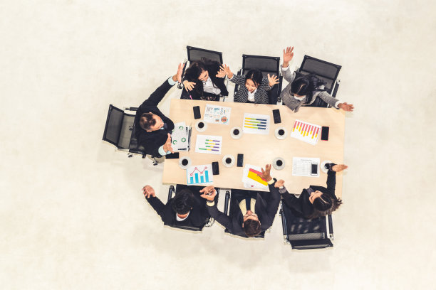 成功的商业人士欢天喜地庆祝图片下载