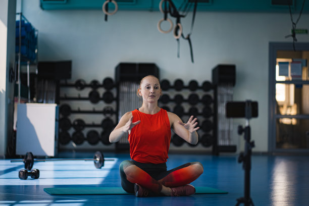 年轻女子正在进行在线培训。图片下载