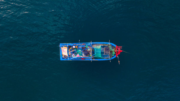 五颜六色的越南木制渔船在Muine的海上。无人驾驶飞机的照片。图片下载