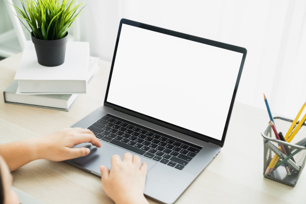 女人用手提电脑在键盘上打字。广告模型屏幕。图片下载