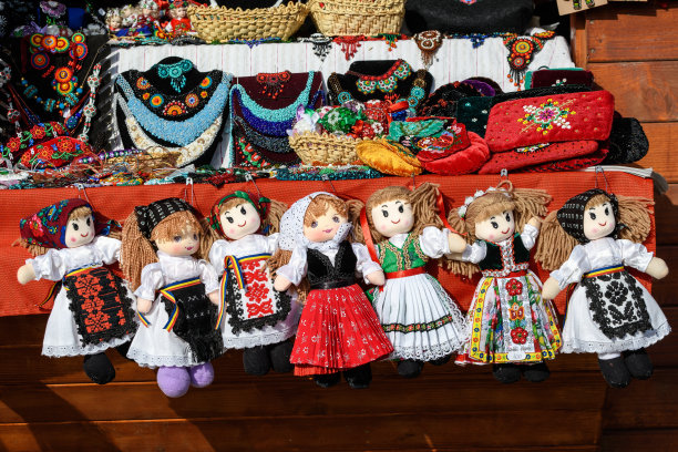 在罗马尼亚首都布加勒斯特的一个传统周末市场上，一组彩色的手工纺织装饰品、娃娃和儿童玩具在出售图片下载