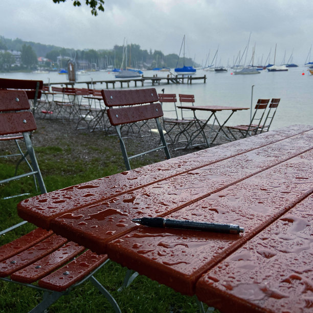 雨滴落在桌子上图片下载