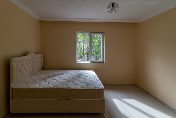 黄色房间里有一张床和一盏枝形吊灯图片下载