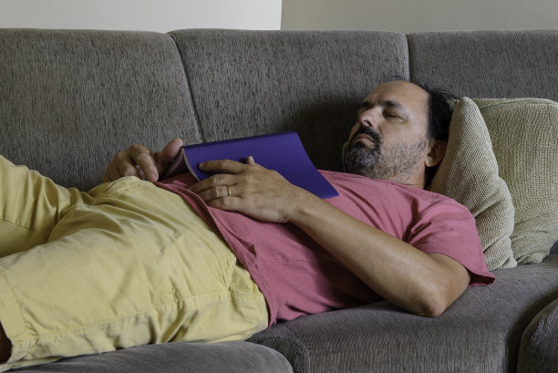 中年男人睡觉图片下载