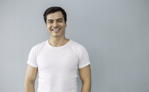 有吸引力的英俊的微笑积极的白人快乐的商人。特写肖像白人有礼貌的中年男子穿着白色t恤。人们生活方式的概念图片下载