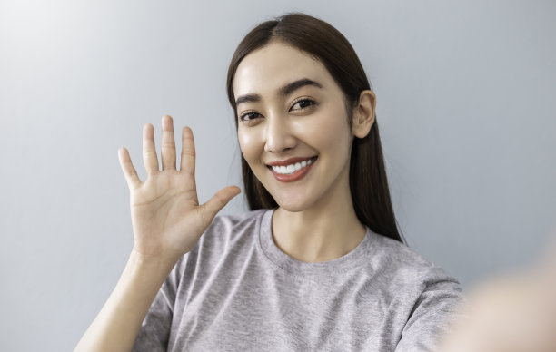 使用智能手机自拍打招呼的年轻漂亮亚洲女子肖像。快乐的亚洲网络红人博主。互联教育技术女性生活方式概念图片下载