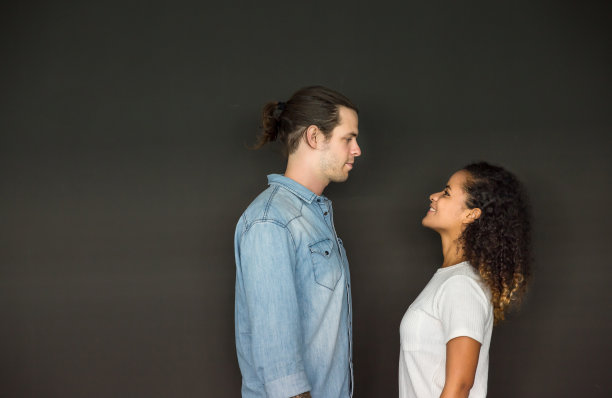 幸福的跨种族夫妇的肖像白人非洲男人女人在一起的美好时光在家里。特写美丽的女人男人在浪漫的关系。隔离，社交距离保护免受冠状病毒的概念图片下载