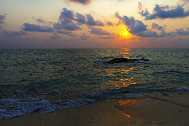 泰国Koh Chang的孤独海滩上的日落和自然。图片下载