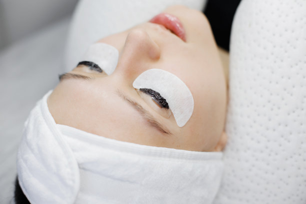 染色，卷边，层压，提睫毛。卷发器，睫毛卷。睫毛扩展过程。在美容院为女孩子做睫毛加长。美丽的概念。图片下载