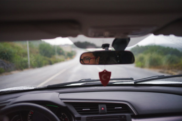 一个女人开着雨刷在雨中开车图片下载