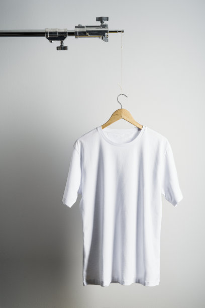 木制衣架上的t恤模型图片下载