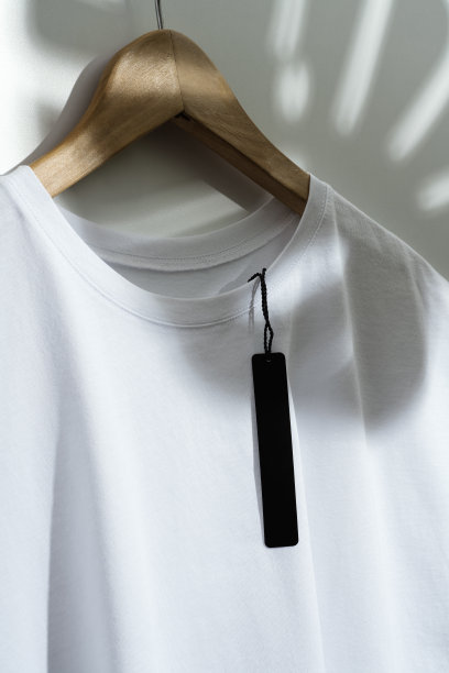 白色t恤，木衣架上有空白价签图片下载