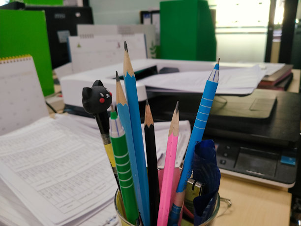彩色铅笔和钢笔指向书桌上的办公室。图片下载