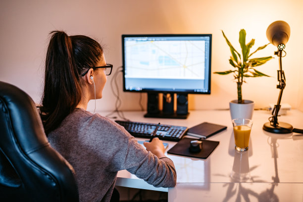 在画板上画画的女人图片下载