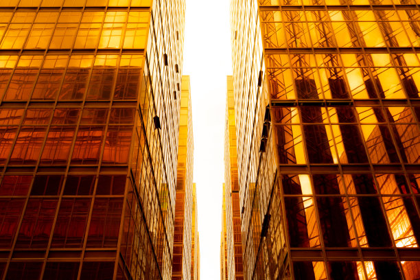 仰望金色的摩天大楼图片下载