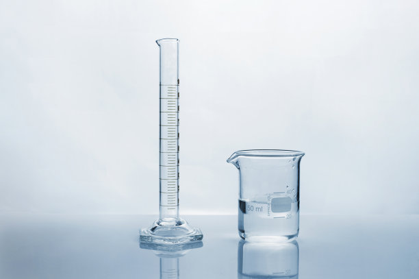 具有蓝色化学实验室背景的烧杯和圆筒图片下载