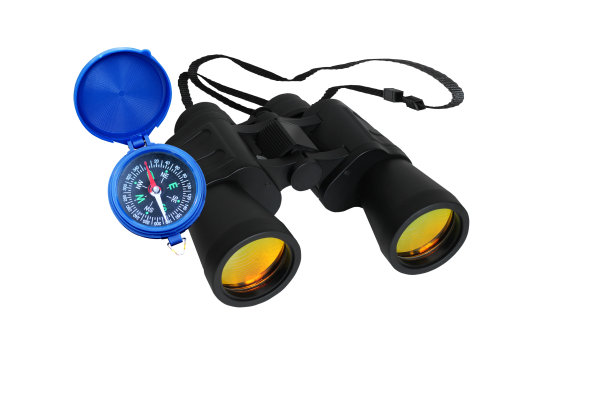 圆旅行罗盘和经典旅行双筒望远镜孤立在白色背景作为象征旅游与指南针，旅行与指南针和户外活动与指南针图片下载