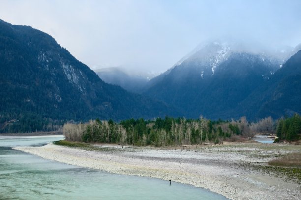 渔夫和山脉图片下载