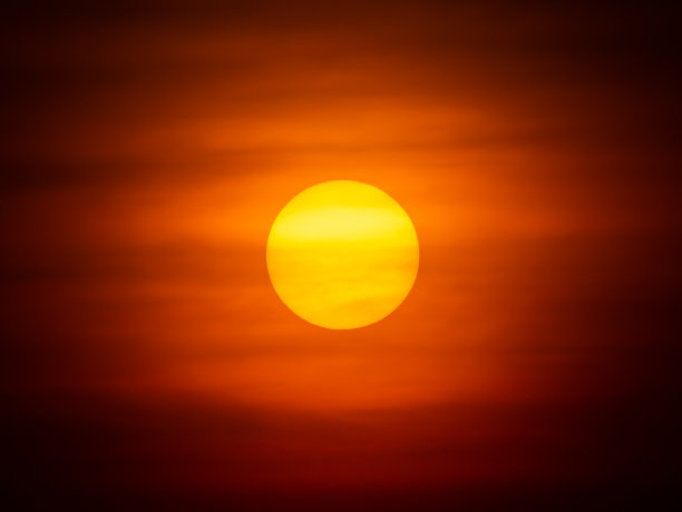 黄色的太阳落在了框架的中间图片下载