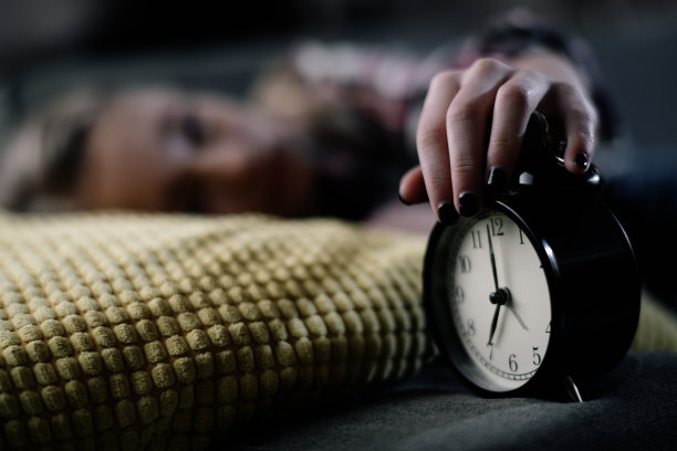 疲惫的女孩睡着了。素材图片