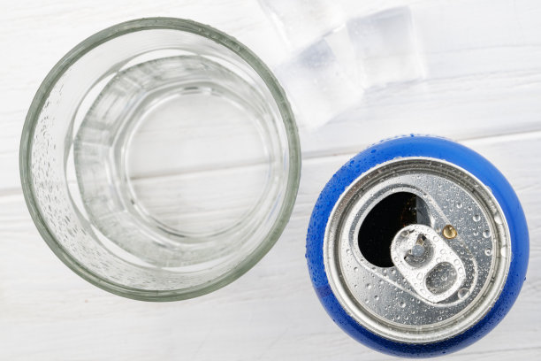 打开铝罐和玻璃隔离在白色图片下载