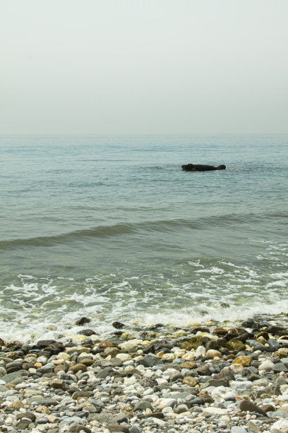地中海海岸的石头和波浪图片下载