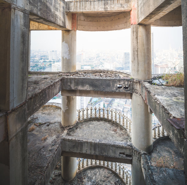 位于泰国曼谷市中心的废弃建筑，名为“鬼塔”图片下载