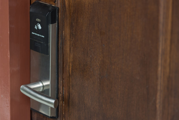 酒店智能卡门锁系统。酒店木门上的电子锁。入口门采用电子卡锁安全。酒店门禁保护的数字门锁安全系统图片下载