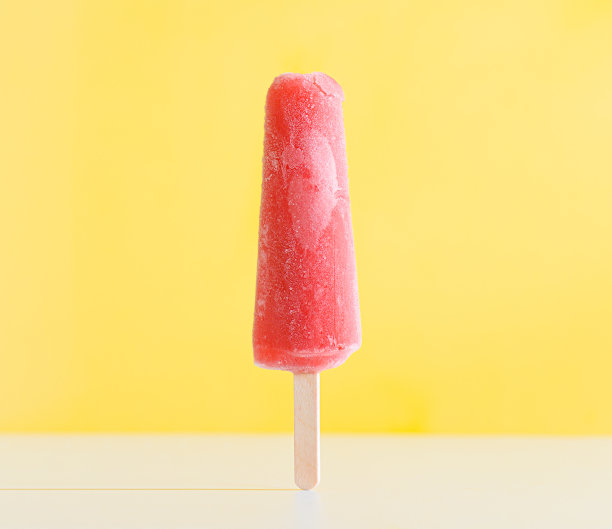 黄色背景上的红色冰棒图片下载