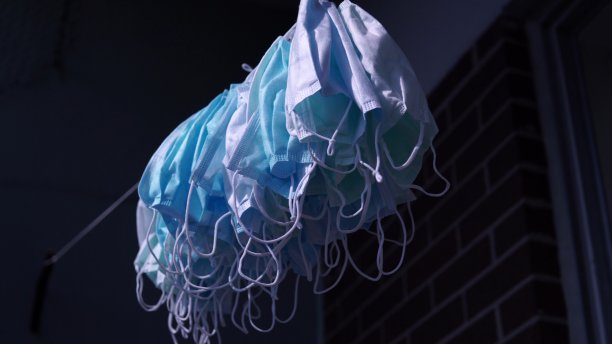 晒干后的医用口罩。因COVID-19冠状病毒大流行使用个人防护用品背景。消毒和灭菌。图片下载