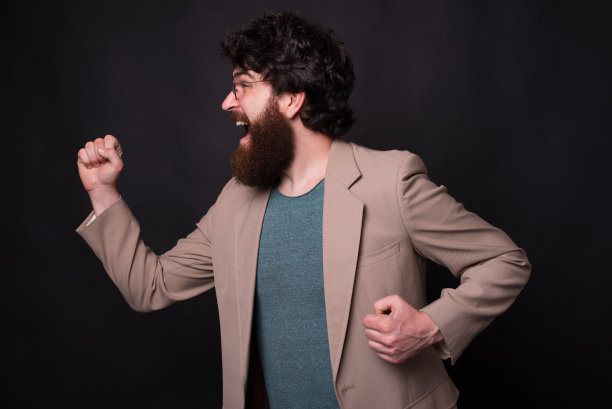 大胡子男人办公室照片“上班迟到，延迟概念。图片下载