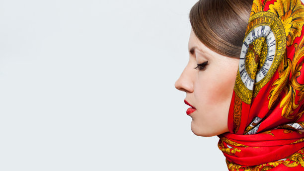 闭着眼睛，戴着头巾的漂亮女人图片下载