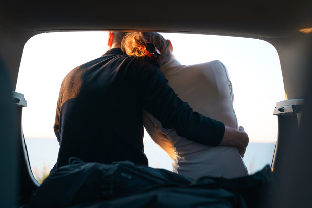 一个年轻女人和一个男人拥抱图片下载