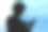 一个女人在手机屏幕上打字的剪影，映衬着天空图片下载