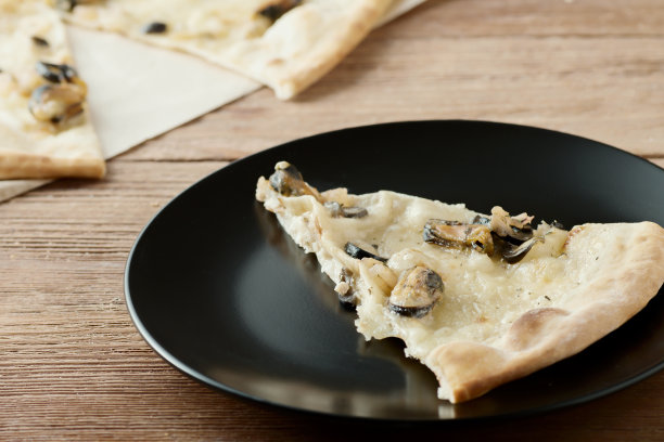 美味的披萨搭配海鲜、马苏里拉奶酪、贻贝、虾、鱿鱼。食物的照片。图片下载