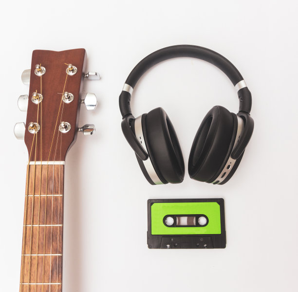 吉他装饰板，音乐磁带和耳机孤立在白色背景。图片下载