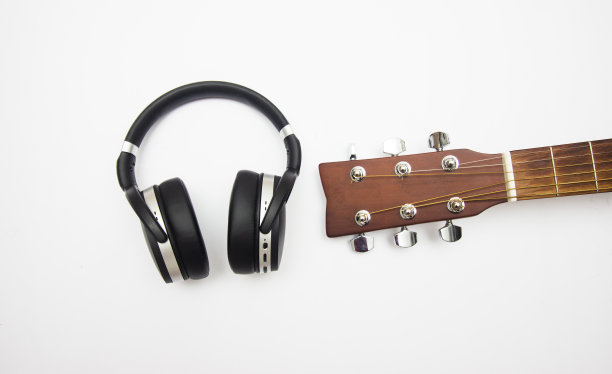 吉他装饰板，耳机隔离在白色背景。图片下载