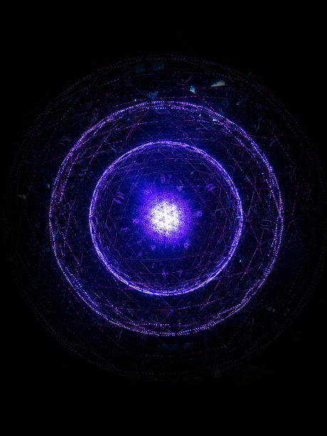 人工智能被描绘成黑色背景下的网络紫色眼睛——技术正在注视着我们图片下载