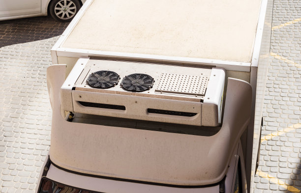 冰箱车的外部，屋顶有空调。在热天运送冷冻食品。图片下载