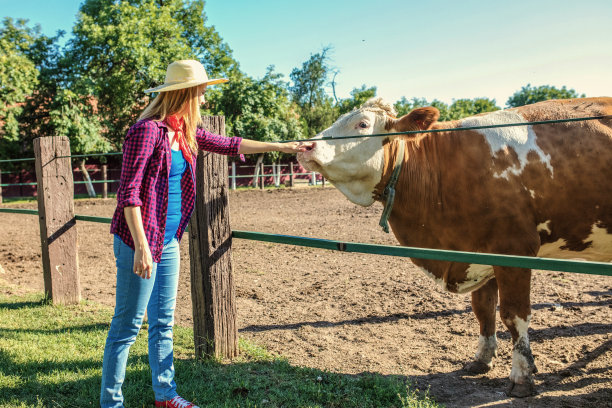 一个农场里的漂亮女人图片下载