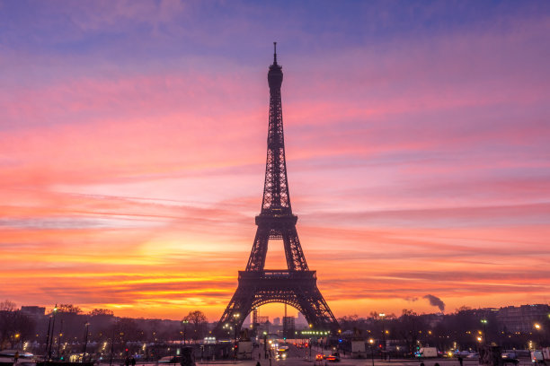 法国巴黎著名的埃菲尔铁塔的美丽景色。巴黎是欧洲最佳旅游目的地。图片下载