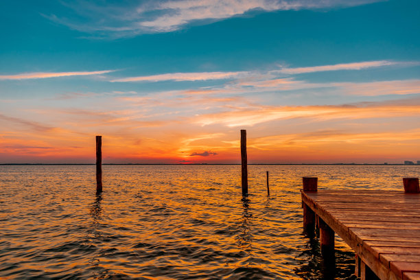 夕阳下五彩缤纷的天空素材图片